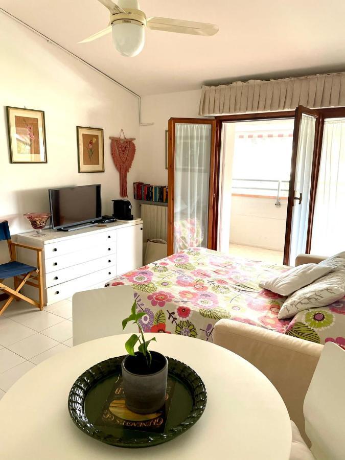 Giulia'S Apartment เวียเรจโจ ภายนอก รูปภาพ